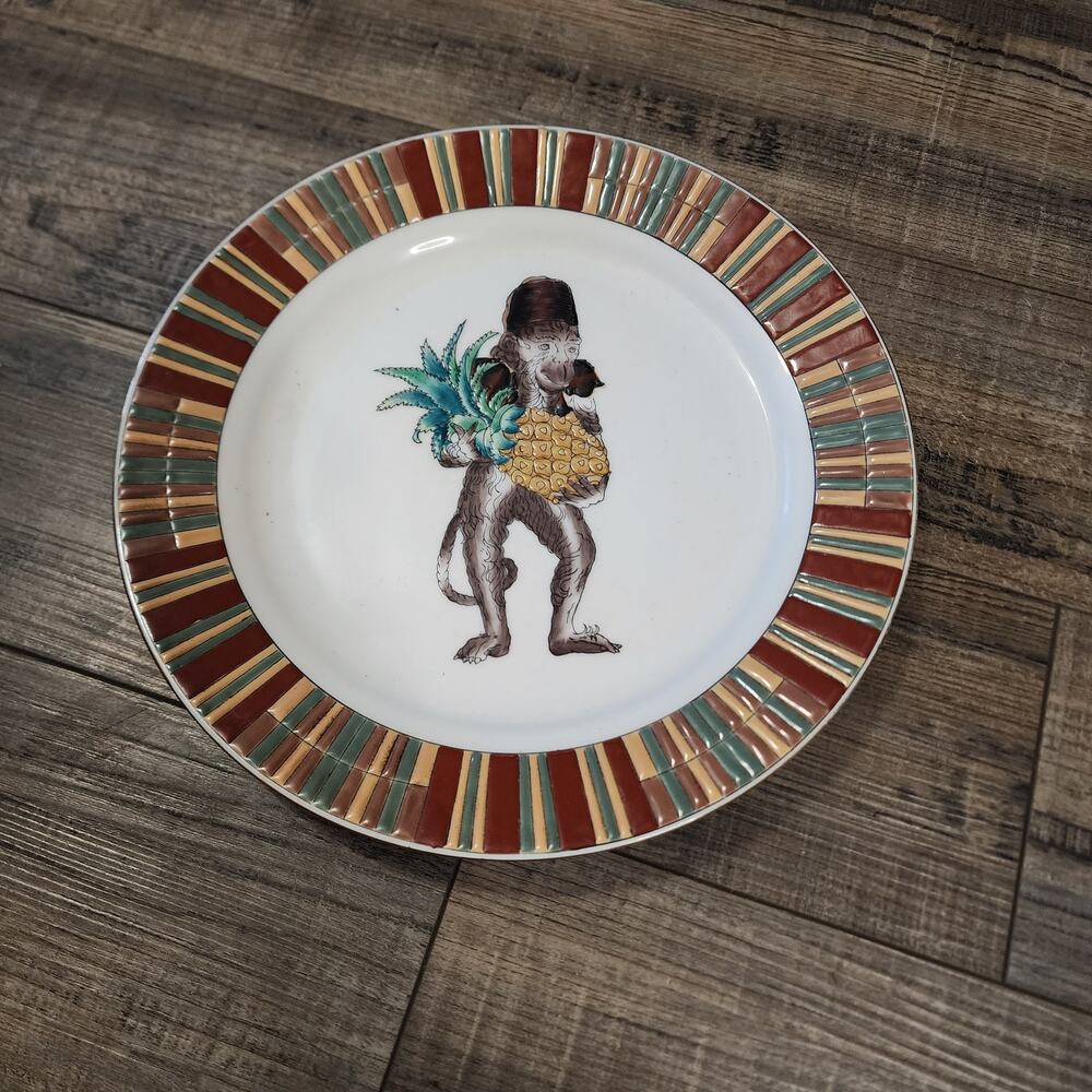 Decorative monkey holding a pineapple plate U